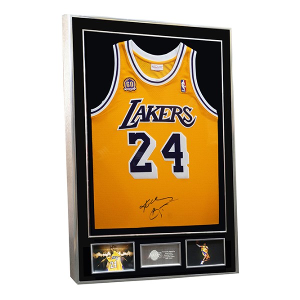 กรอบรูปโชร์เสื้อขาวพร้อมลายเซ็นนักร้องที่ชอบ